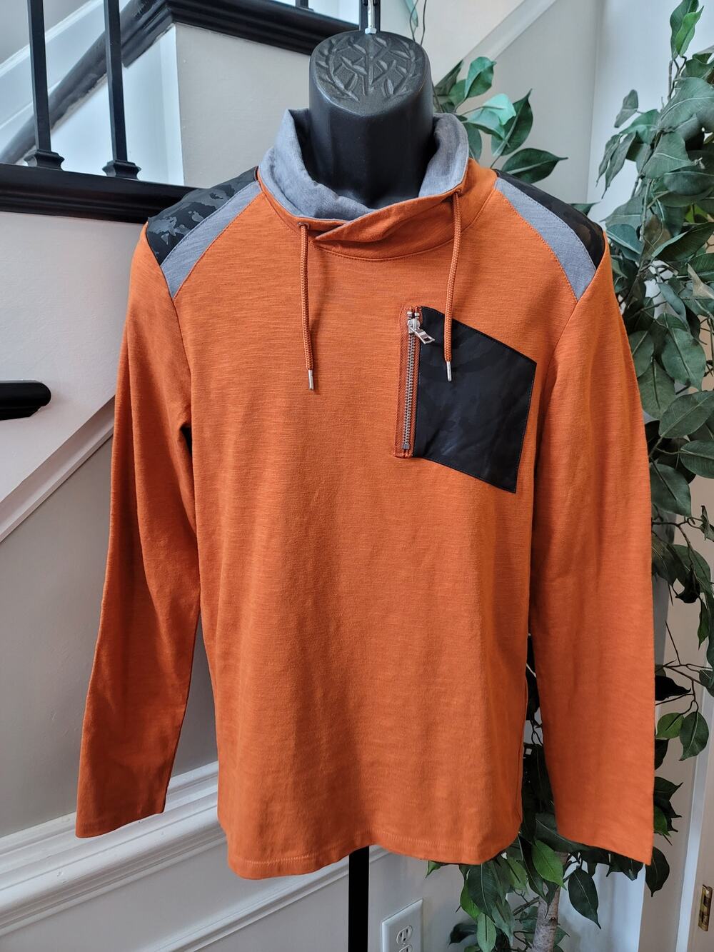 International Concepts Fleece Top Men's Size Small Orange Black Long Sleeves